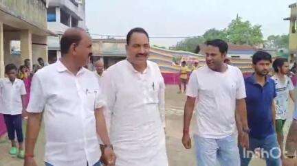 রতুয়া ১: কান্ডারণে আয়োজিত ক্রিকেট টুর্নামেন্টের অনুষ্ঠান পরিদর্শন করতে গেলেন বিধায়ক