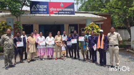 उदयपुर धरमजयगढ़: धरमजयगढ़ थाना प्रभारी ने थाना परिसर में प्रेरणास्पद नागरिकों को किया सम्मानित