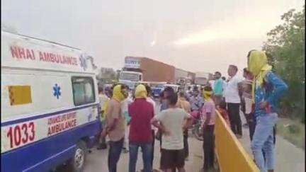 कुदरा: कुदरा मोहनिया बॉर्डर के पास NH-19 पर सड़क दुर्घटना के बाद जाम में फंसे वाहन