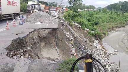 মাদারিহাট: রবিবার সারাদিন গ্যারগান্ডার অ্যাপ্রোচ রোড পুনর্নির্মাণ
