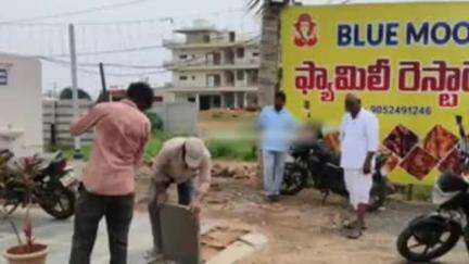 దర్శి: దర్శి లోని అద్దంకి రోడ్డులో ప్రభుత్వ స్థలంలో అక్రమ కట్టడాలను తొలగించిన రెవెన్యూ అధికారులు