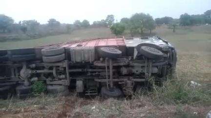 गोपद बनास: सीधी जिले के जोगीपुर में आवारा मवेशी को बचाने में पलटा तेज रफ्तार ट्रक