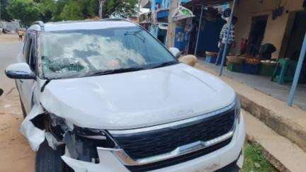 వీరాంజనేయ పల్లి వద్ద ద్విచక్ర వాహనాన్ని ఢీకొన్న కారు, వ్యక్తికి తీవ్ర గాయాలు