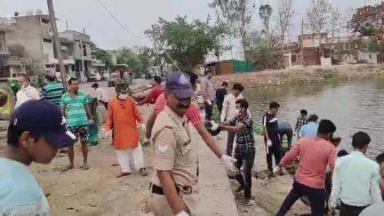 दमोह: जल गंगा संवर्धन अभियान के तहत पाठक कॉलोनी स्थित तालाब में स्वच्छता अभियान, लोगों ने किया श्रमदान