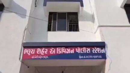 ભરૂચ: ભરૂચના રહાડપોર ગામની અજીમ નગર સોસાયટીમાં નજીવા મુદ્દે બે પરિવાર વચ્ચે ધીંગાણું સર્જાયું હતું