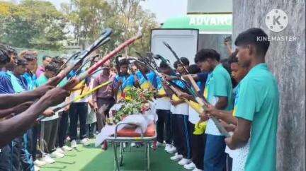 खूंटी: हॉकी कोच प्रतिमा बरवा का शव एस एस हाई स्कूल स्टेडियम लाया गया