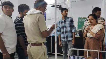 राजगढ़: सादुलपुर में हिसार रोड एनएच 52 पर दो कारों की भीषण भिड़ंत, पांच वर्षीय बालक सहित पांच श्रद्धालू हुए घायल