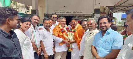 ಶಿಗ್ಗಾಂವ: ಬಂಕಾಪುರ್ ಕಾಂಗ್ರೆಸ್ ಶಹರ ಘಟಕದ ಅಧ್ಯಕ್ಷರನ್ನ ಸನ್ಮಾನಿಸಿದ ಶಾಸಕ ಪಠಾಣ್