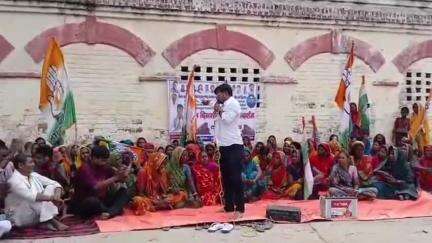 सुपौल: गढ़ बरूआरी रेलवे स्टेशन पर युवा कांग्रेस का प्रदर्शन, भूमिहीनों के पुनर्वास की मांग