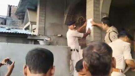 डुमरा: डुमरा हत्याकांड: फरार अभियुक्त के घर डीएसपी के नेतृत्व में पुलिस ने डुगडुगी बजाकर चिपकाया इश्तेहार