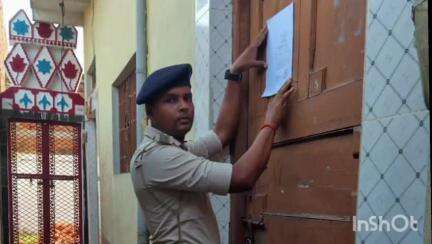 नुआंव: मार-पीट के मामले में न्यायालय से फरार दो वारंटियों के घर महारथ गांव में पुलिस ने चिपकाए इश्तिहार