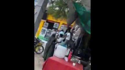 झांसी: रक्सा थाना क्षेत्र में दबंगों ने दुकान से खींचकर एक युवक को जूते-चप्पलों से पीटा, वीडियो सोशल मीडिया पर हुआ वायरल