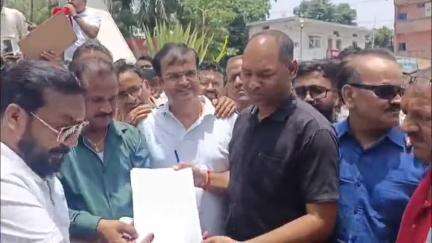 अंबिकापुर: अंबिकापुर शहर के व्यापारी संघ ने जीएसटी विभाग की अवैध वसूली को लेकर मुख्यमंत्री को तहसीलदार के माध्यम से सौंपा ज्ञापन