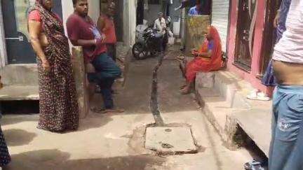 देवास नगर: अंबेडकर नगर में चैंबर के ओवरफ्लो होने से निकल रहा गंदा पानी, गंदगी व बदबू से लोग हो रहे हैं परेशान #jansamasya