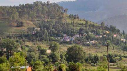 कांडा: अटल आर्दश गांव भंडारीगांव में सड़क सेवा से महरूम सात ग्राम पंचायतों की गर्भवती महिलाएं, पैदल सड़क की मांग कर रही हैं