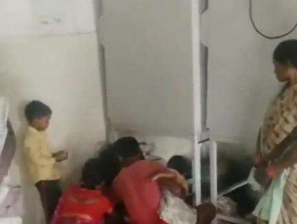 डिंडौरी: ज़िला अस्पताल में डिलीवरी के बाद फर्श पर सोने को मजबूर है सिकल सेल से पीड़ित आदिवासी महिला, वीडियो हुआ वायरल