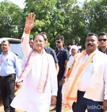 कोंडागांव: मुख्यमंत्री विष्णु देव साय का भोंगापाल हेलीपैड में जनप्रतिनिधियों और अधिकारियों ने आत्मीय स्वागत किया