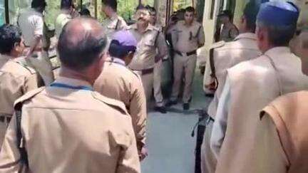सल्ट: थानाध्यक्ष सल्ट ने ग्राम प्रहरियों की गोष्ठी में संदिग्ध गतिविधियों पर सतर्क रहने और सूचना देने का किया आग्रह