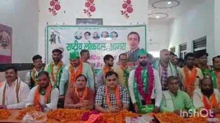 एत्मादपुर: राष्ट्रीय लोक दल सदस्यता अभियान के तहत खंदौली में सैकड़ों नए कार्यकर्ताओं ने पार्टी की ली सदस्यता