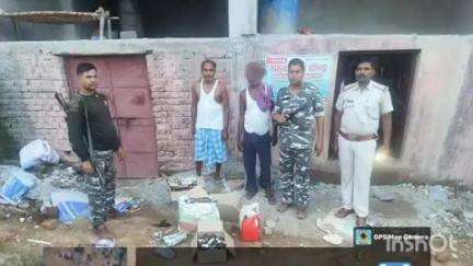 पोड़ैयाहाट: पोड़ैयाहाट: बड़गांव में किराना दुकान से भारी मात्रा में अवैध शराब बरामद, दुकानदार गिरफ्तार