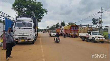 ಶ್ರೀನಿವಾಸಪುರ: ಟ್ರಾಫಿಕ್ ಸಮಸ್ಯೆಗೆ ಶಾಶ್ವತ ಪರಿಹಾರ ನೀಡುವಂತೆ ಕರ್ನಾಟಕ ಪ್ರಾಂತ ರೈತಸಂಘ ಜಿಲ್ಲಾ ಪ್ರಧಾನ ಕಾರ್ಯದರ್ಶಿ ಪಾತಕೋಟೆ ನವೀನ್ ಒತ್ತಾಯ #localissue