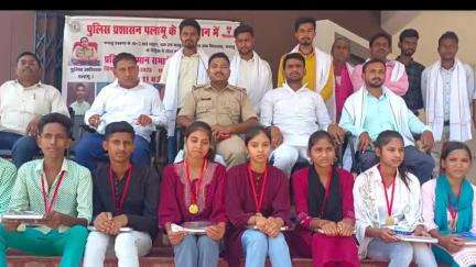 मनातू: मैट्रिक टॉपर्स और अभिभावकों को मनातू थाना प्रभारी ने किया सम्मानित