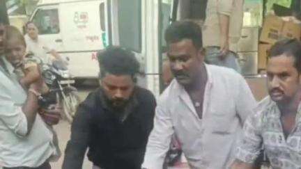 रेवदर: रेवदर के वास पालडी के बीच कार और बाइक में हुई जबरदस्त भिंडत, हादसे में बाइक सवार 2 युवक और 1 महिला गंभीर घायल