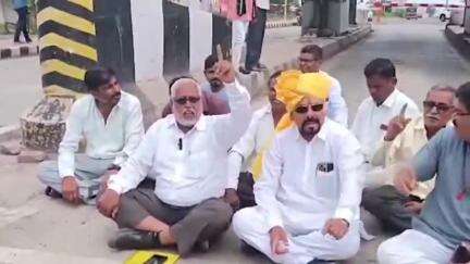 जुन्नर: डुंबरवाडी टोलनाक्यावर सामाजिक कार्यकर्ते तान्हाजी तांबे यांचे ठिय्या आंदोलन