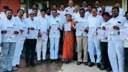 బద్వేల్: జూన్ 4 న చేపట్టనున్న వెన్నుపోటు దినం పోస్టర్లను ఆవిష్కరించిన ఎమ్మెల్సీ గోవిందరెడ్డి, ఎమ్మెల్యే డాక్టర్ సుధ