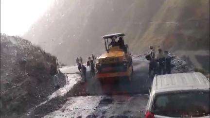 चम्बा: भरमौर थल्ला रोड़ पर बारिश के बीच सड़क पर डाली जा रही तारकोल, वीडियो वायरल
