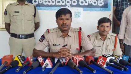 రాయదుర్గం: పాత హడగిలి వద్ద వ్యక్తిని అరెస్ట్‌ చేసి నాటు తుపాకీని స్వాధీనం చేసుకున్నట్లు తెలిపిన రూరల్ సీఐ వెంకటరమణ