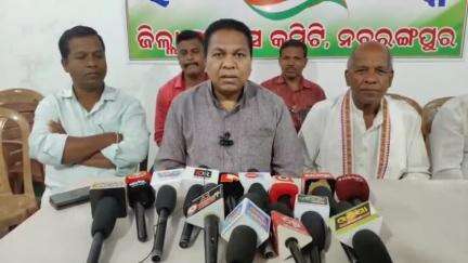 ନବରଙ୍ଗପୁର ପୋଲିସ ଷ୍ଟେସନ: କଂଗ୍ରେସ ଭବନରେ ପୂର୍ବତନ ବିଧାୟକ ପ୍ରାର୍ଥୀ ଦିଲ୍ଲୀପ ପ୍ରଧାନୀଙ୍କୁ ଦଳରୁ ବହିଷ୍କାର ନେଇ ସୂଚନା ଦେଲେ ଜିଲ୍ଲା ସଭାପତି