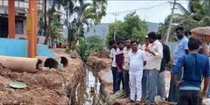 ಮುಂಡರಗಿ: ಹಮ್ಮಗಿ ಗ್ರಾಮದಲ್ಲಿ ಗಟಾರ ನಿರ್ಮಾಣ ಕಾಮಗಾರಿ ಪರಿಶೀಲಿಸಿದ ಶಾಸಕ ಚಂದ್ರು ಲಮಾಣಿ