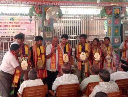 మార్కాపురం: పొదిలి పట్టణంలోని అమ్మవారి శాలలో ఆవోపా ఆధ్వర్యంలో ప్రతిభ చాటిన విద్యార్థులకు అవార్డులు ప్రదానం