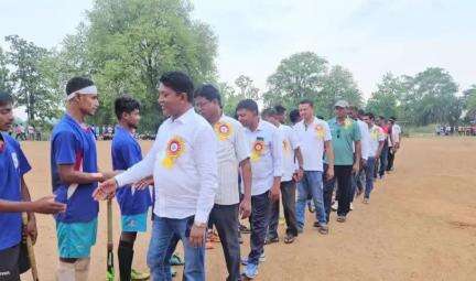 सिमडेगा: खालीजोर में हॉकी टूर्नामेंट का हुआ समापन, विधायक भूषण बाड़ा ने खिलाड़ियों का बढ़ाया उत्साह