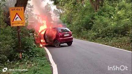 महुआडांड़: कुरुन्द घाटी में चलती कार में लगी आग, तीन युवक कार छोड़कर फरार