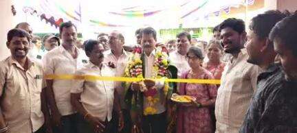 యర్రగొండపాలెం: పట్టణంలో రేషన్ దుకాణం వద్ద బియ్యం పంపిణీ కార్యక్రమాన్ని ప్రారంభించిన టీడీపీ ఇంఛార్జి ఎరిక్షన్ బాబు