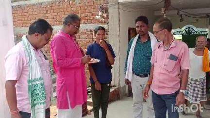 चन्द्रपुरा: तेलो में इंटर कॉमर्स वर्ग परीक्षा की सेकेंड जिला टॉपर रानी कुमारी को जनप्रतिनिधियों ने मिठाई खिलाकर दी बधाई