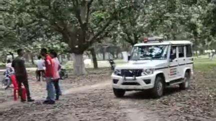 गोगरी: बोरना पंचायत में आम तोड़ने के विवाद में गोगरी पुलिस पर एक पक्ष का साथ देने का आरोप, वीडियो सोशल मीडिया पर वायरल