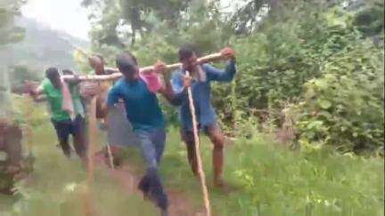 కళ్యాణ లోవ నుంచి అవురువాడకు సుమారు 5 కిలోమీటర్ల వరకు విద్యుత్ ట్రాన్స్‌ఫార్మర్‌ను మోసుకెళ్లిన గిరిజనులు