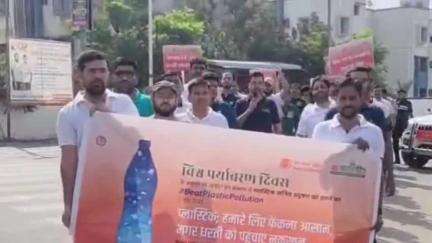 ગોધરા: શહેરના મધ્યમાં આવેલા રામસાગર તળાવ ખાતે BOB અને પાલિકાના સહયોગથી વિશ્વ પર્યાવરણ દિનને લઈને સ્વચ્છતા ઝુંબેશ હાથ ધરાઈ