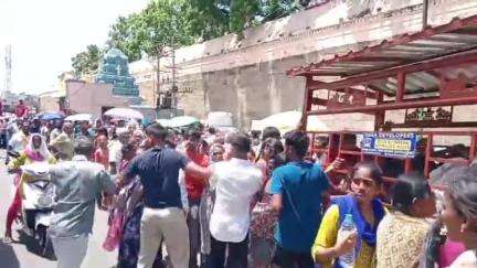 திருவண்ணாமலை: அருணாச்சலேஸ்வரர் திருக்கோயிலில் அம்மணி அம்மன் கோபுரம் அருகில் பக்தர்கள் ஒருவரை ஒருவர் முந்தி செல்ல முற்பட்டபோது கைகலப்பு