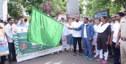 గుంటూరు: నిషేధిత మాదకద్రవ్యాల వినియోగం వల్ల కలిగే అనర్ధాలపై అవగాహన కోసం నిర్వహించిన మినీ మారథాన్‌లో పాల్గొన్న ఇంఛార్జి కలెక్టర్