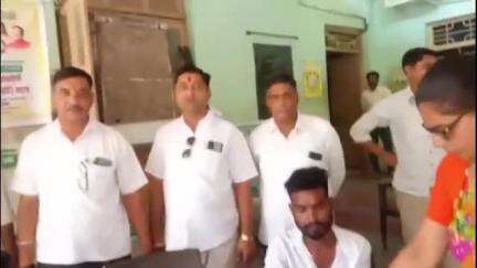रावेर: न्हावी गावात फ्रुट सेल सोसायटीमध्ये बांधकाम कामगार भांडे वाटपसाठी नोंदणी सुरू, भाजपा पदाधिकाऱ्यांची उपस्थिती