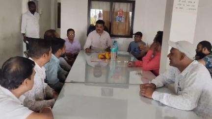 हाटपिपल्या: हाटपिपल्या स्थित कार्यालय में विधायक मनोज चौधरी से पत्रकारों ने की मुलाकात, विभिन्न विषयों पर हुई चर्चा