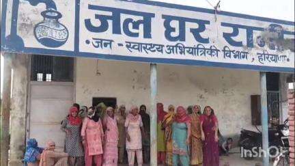 चरखी दादरी: रानीला में पेयजल समस्या से परेशान महिलाओं ने किया प्रदर्शन, जल घर पर जड़ा ताला  #jansamasya