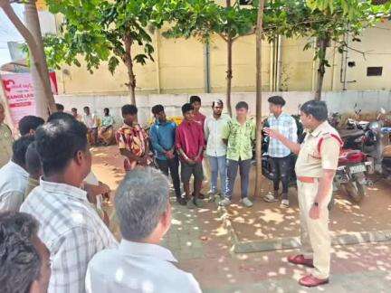 కుప్పం: పట్టణంలో వాహనాలు నడుపుతుండగా మైనర్లను పట్టుకుని  కౌన్సెలింగ్ ఇచ్చిన అర్బన్ సీఐ శంకరయ్య