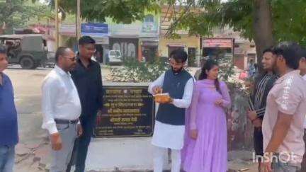 रामगढ़: पुराने सदर अस्पताल के भवन निर्माण स्थल पर धनंजय कुमार पुटूस ने मिठाइयां बांटी