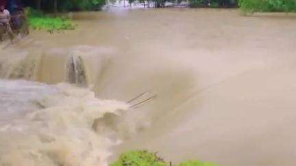করিমগঞ্জ: আছিমগঞ্জ দুর্লভপুর লঙ্গাই নদীর বাঁধের ভাঙন স্থান পরিদর্শন করলেন দক্ষিণ করিমগঞ্জের বিধায়ক