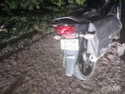 కోడుమూరు: కృష్ణాపురం స్టేజి వద్ద కారు బైక్ ఢీ, తప్పిన ప్రమాదం
